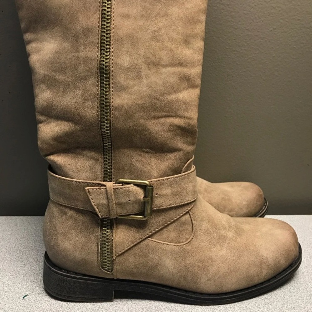 Boots - Picture 3 of 6